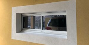 Installation d'une fenêtre Aluminium dans un garage
